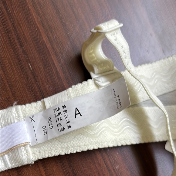 Chantelle Cream Lace Bra - Picture 12 of 12